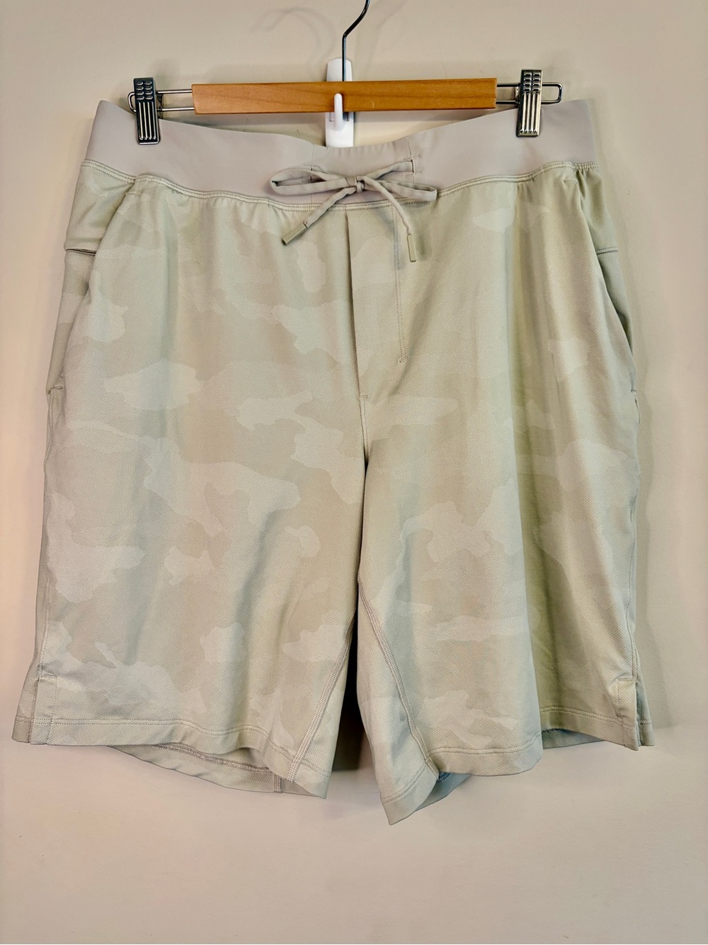 Lululemon Men’s Sz Large T.H.E. 9” Liner-less Grey Camo Athletic Shorts - Picture 2 of 6